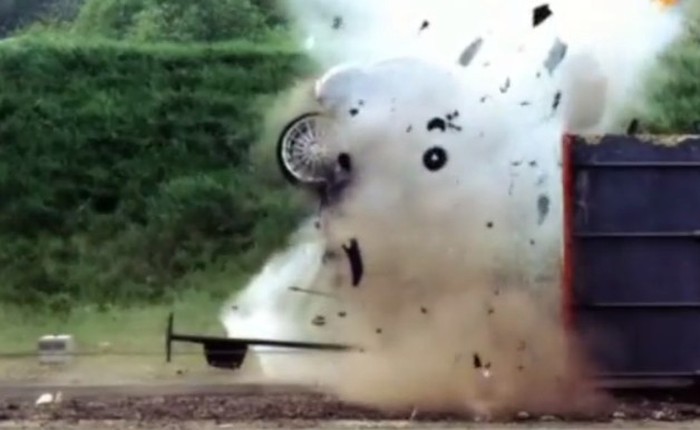 [Video] Chuyện gì xảy ra khi một chiếc ô tô đâm đầu với tốc độ 192 km/h