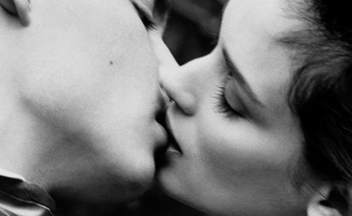 Khoa học lý giải vì sao con người thích hôn nhau