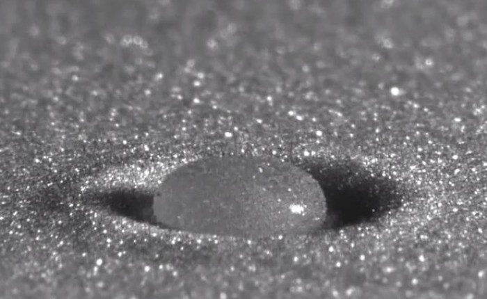 [Video] Cảnh quay chậm khi giọt nước rơi trên bề mặt cát giống như vụ va chạm thiên thạch