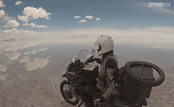 Cùng xem xe máy đi như bay trên mây