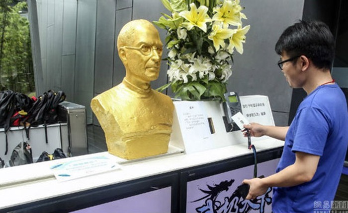 Công ty Trung Quốc tạc tượng vàng Steve Jobs để cổ vũ nhân viên