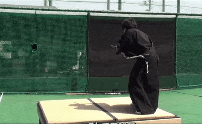 Võ sĩ Nhật chém đứt đôi quả bóng đang bay với vận tốc 161km/h
