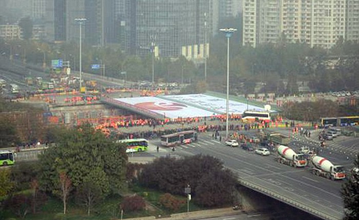 Chưa mất đến 2 ngày, kỹ sư Trung Quốc xây xong cầu 1300 tấn
