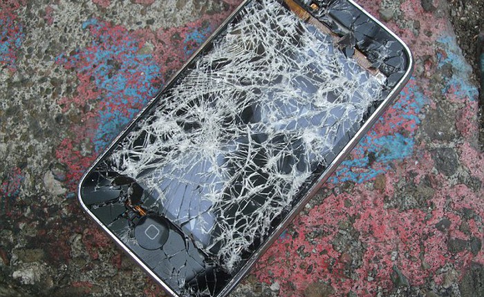Đây là lý do khiến smartphone của bạn luôn rơi úp mặt xuống đất
