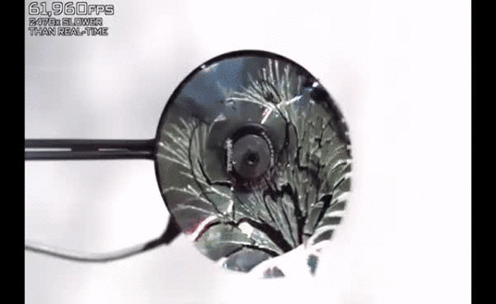[Video] Đĩa CD nổ tung với tốc độ quay 23.000 vòng/phút