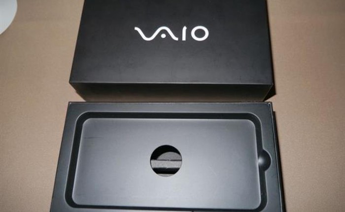 Smartphone đầu tiên của VAIO lộ diện: "vỏ hộp" ăn theo Apple
