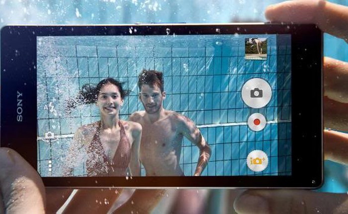 Sony quảng cáo smartphone chụp ảnh dưới nước nhưng... xin người dùng đừng thử!