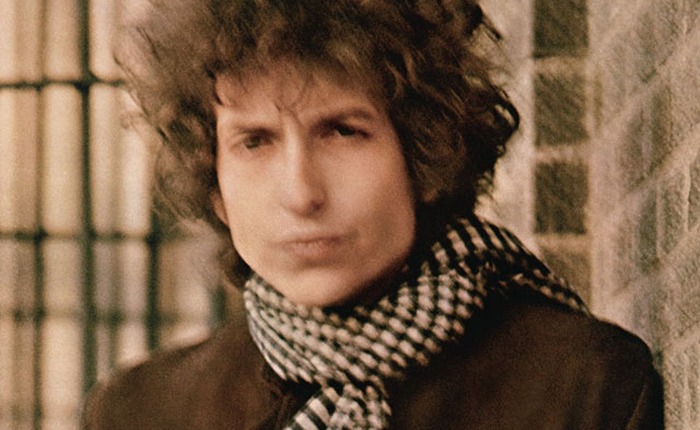Vì sao ảnh chân dung của Bob Dylan trên bìa album "Blone on Blone" bị nhòe?