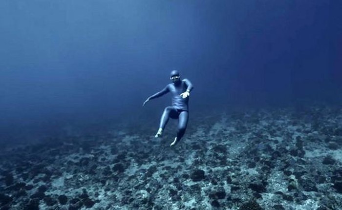 [Video] Kì lạ hình ảnh thợ lặn chạy dưới nước với tốc độ "không tưởng"