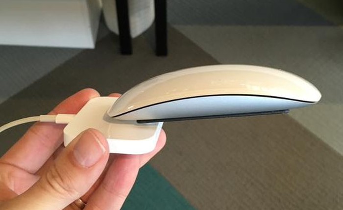 Dùng đế iPhone để sạc chuột Magic Mouse 2, tại sao không?