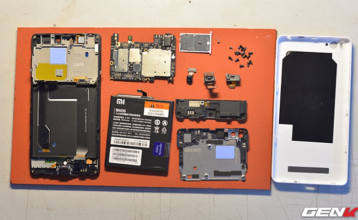 Mổ bụng Xiaomi Mi 4c: Vỏ không phải nguyên khối...