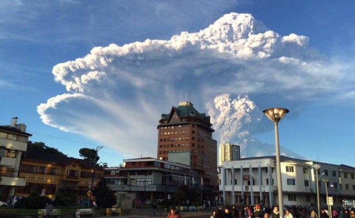 Kinh ngạc cảnh tượng ngọn núi lửa phun trào tại Chile