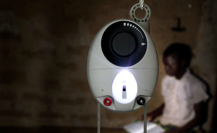 GravityLight - đèn thông minh sáng bằng "gạch, đá": giấc mơ có thật của người châu Phi