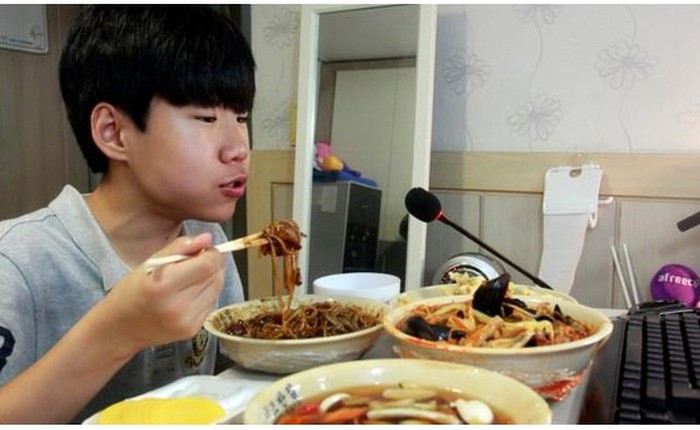 Cậu bé 14 tuổi kiếm hàng nghìn đô mỗi tối chỉ nhờ ăn trước máy quay