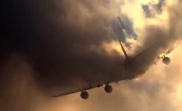 [Video] Khoảnh khắc thú vị khi 1 chiếc máy bay "xé toang" màn mây