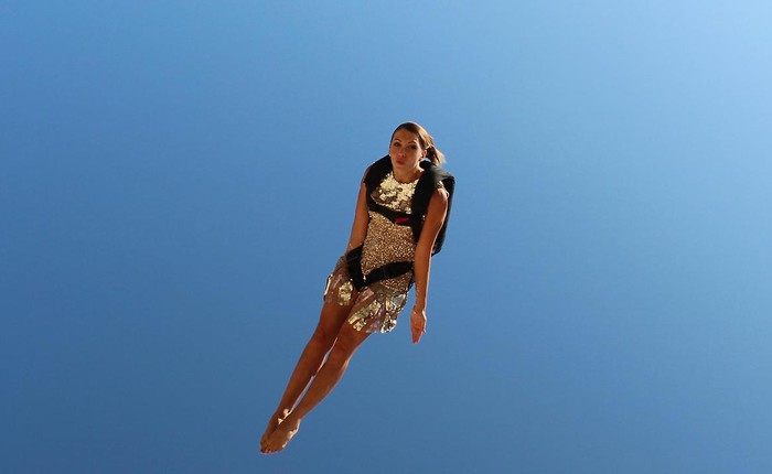 Người mẫu Ý xinh đẹp bay lượn như chim giữa hai tòa nhà chọc trời