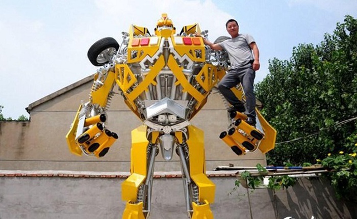 "Ông bố của năm" tự chế robot Transformers cao 5 mét cho con trai