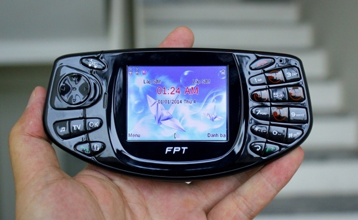 Sờ tận tay chiếc FPT F-Game: điện thoại chơi game 4 nút "bất hủ" của Việt Nam