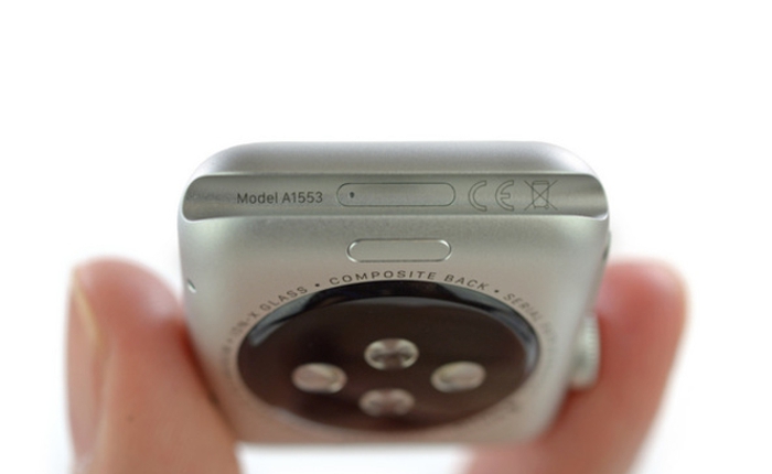 Cổng kết nối "ẩn" trên Apple Watch có thể sử dụng để sạc