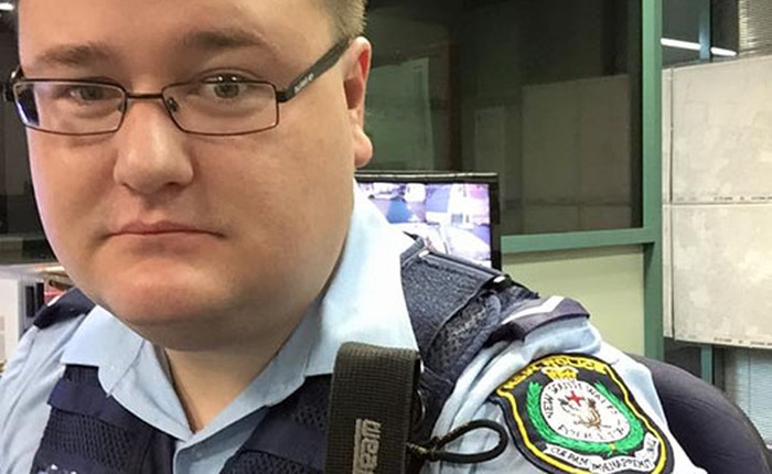 Cộng đồng mạng phát sốt với cách trả lại iPhone của cảnh sát Úc