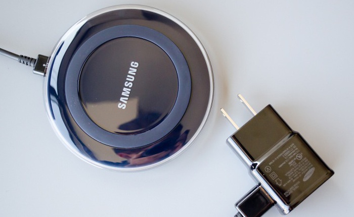 Cận cảnh sạc không dây tuyệt đẹp của Samsung, sánh đôi Galaxy S6/S6 edge