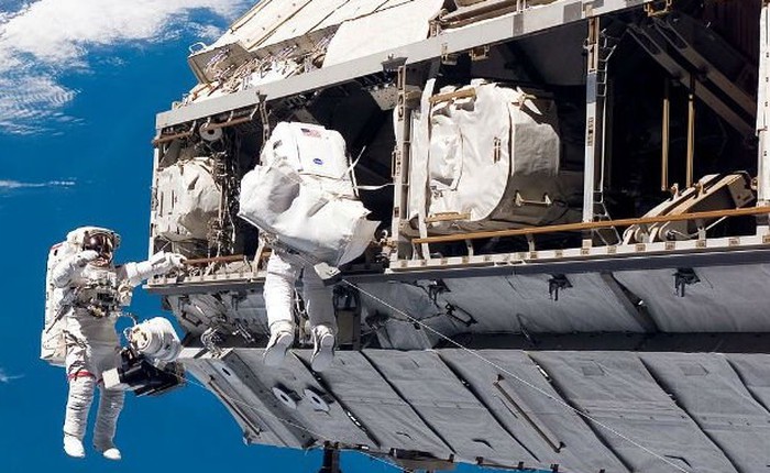 Theo dõi trực tiếp 2 nhà du hành vũ trụ NASA bước ra ngoài không gian