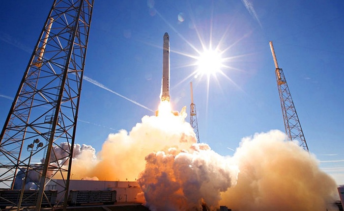 Elon Musk quyết "bật" Jeff Bezos, muốn tên lửa hạ cánh được xuống mặt đất!