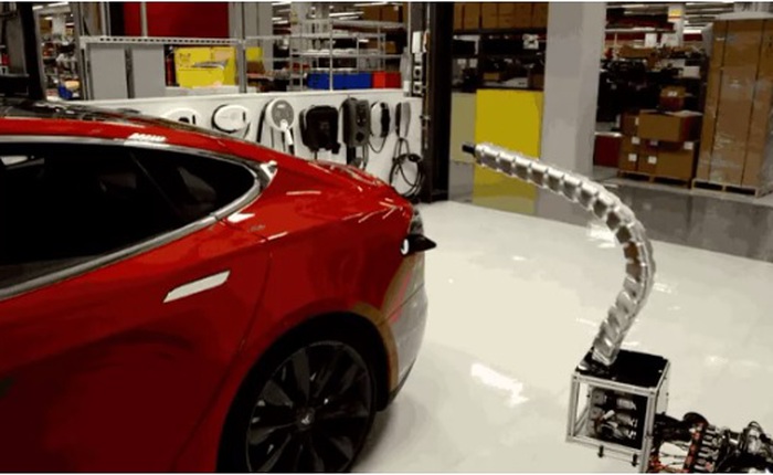 Xem "robot hình rắn" của Tesla sạc tự động cho ô tô