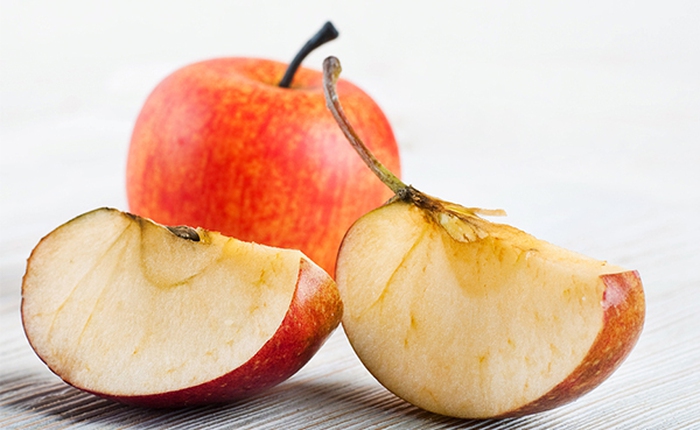 Tại sao những miếng táo hóa nâu?