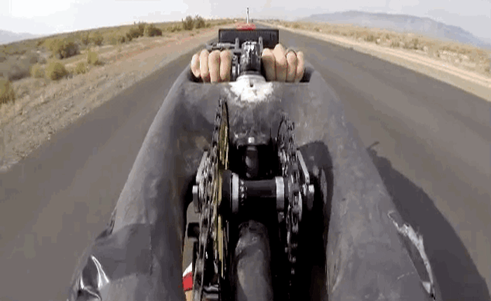 AeroVelo thiết lập kỷ lục thế giới cho xe đạp chạy nhanh ngang ô tô