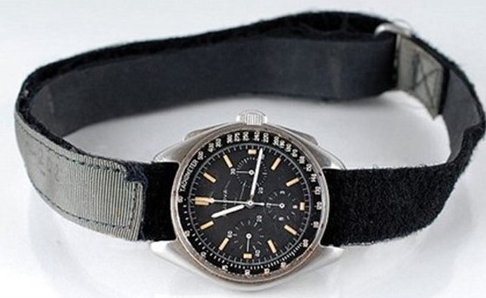 Chiếc đồng hồ "dính" bụi được bán với giá hơn 35 tỷ đồng