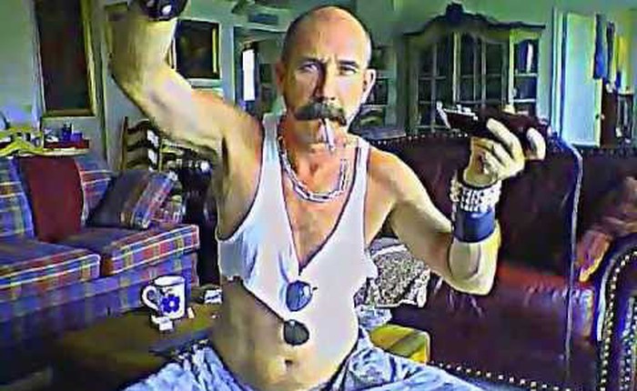 Suốt 7 năm, người đàn ông này đã có hơn 300 video YouTube quay cảnh mình hút thuốc, chải ria và cạo đầu