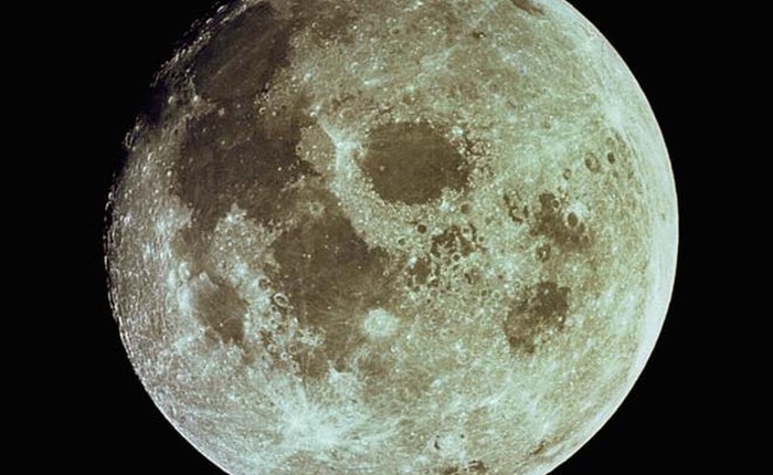 Hãy xem khả năng zoom kinh hoàng của chiếc máy ảnh này: từ dưới đất soi được tận bề mặt Mặt trăng