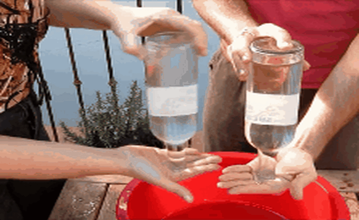 Đố bạn cách đổ nước ra khỏi chai nhựa nhanh nhất