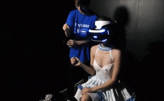Sẽ ra sao khi cho hot girl chơi game trên kính thực tế ảo