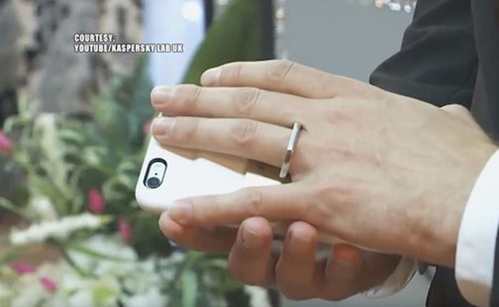 Vì quá yêu, chàng trai này quyết định cưới luôn smartphone về làm vợ