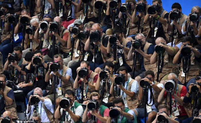 Muôn kiểu tác nghiệp độc đáo của các nhiếp ảnh gia tại Olympic 2016