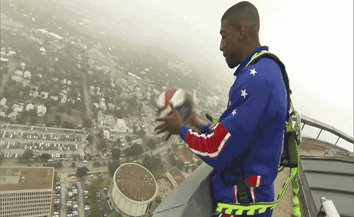 Thanh niên này thả rơi quả bóng rổ từ tòa nhà cao 180 mét, rơi trúng luôn chiếc rổ bên dưới