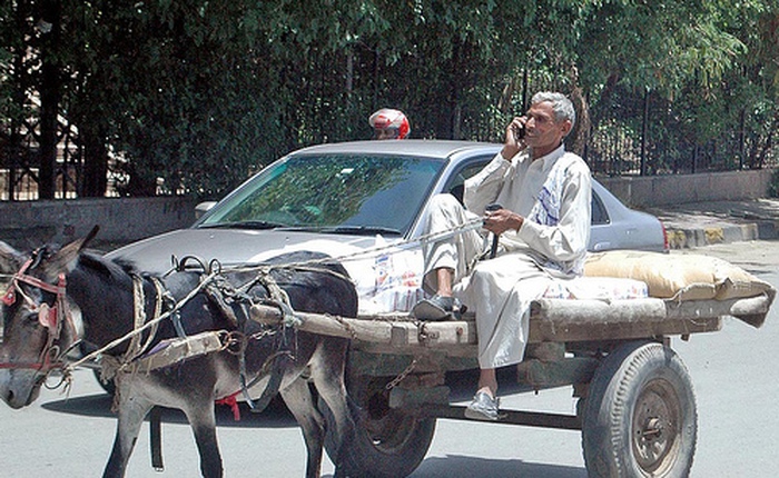 Đối thủ mới nổi của Uber tại Pakistan chỉ sử dụng xe kéo và điện thoại cục gạch