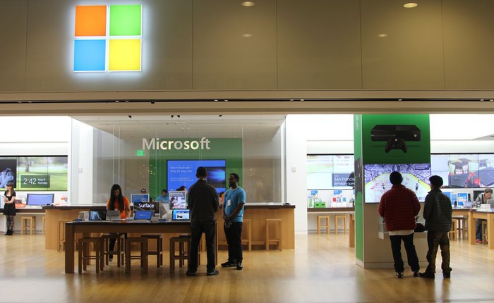 Store của Microsoft lộng lẫy giống hệt Apple Store, chỉ có điều là không có khách