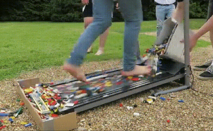 [Video] Thử thách khủng khiếp - Chạy bộ trên băng chuyền rải đầy Lego