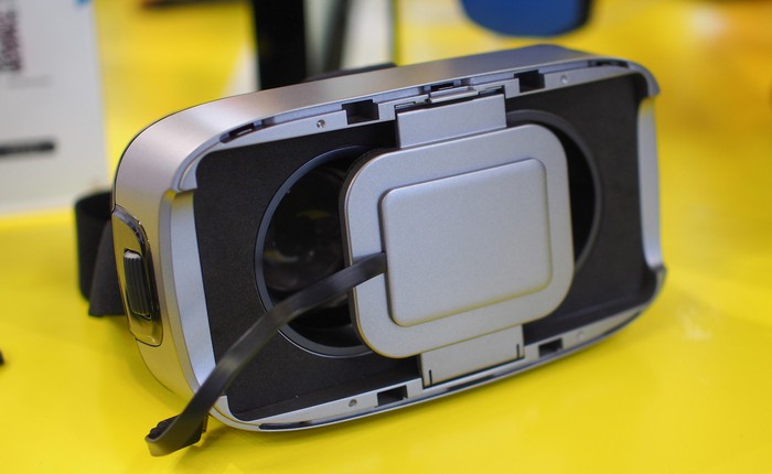 Lộ diện đối thủ giá rẻ của Samsung Gear VR: gia công tốt, có thêm tay cầm tương tác tiện dụng