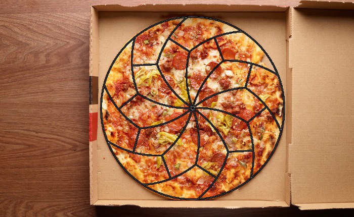 Đây là cách cắt bánh pizza của các nhà khoa học và nó sẽ khiến bạn điên đầu