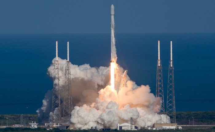 SpaceX lần thứ 3 hạ cánh thành công tên lửa trên mặt biển, còn có gì mà họ không làm được?