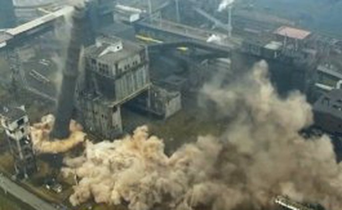 [Video] Cảnh tượng nhà máy cao gần 100 mét đổ sụp