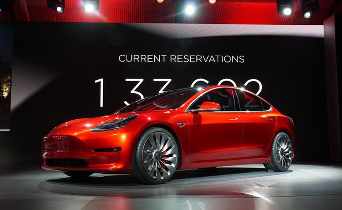 Tesla Model 3 bị đối thủ chế nhạo vì nhận được quá nhiều đơn đặt hàng