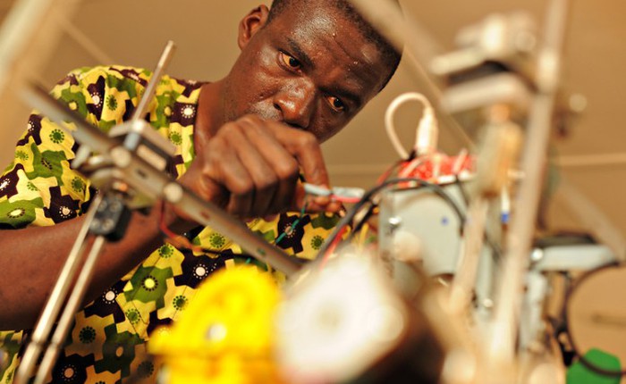 Từ phế liệu, một người đàn ông Togo đã chế tạo thành công máy in 3D giá rẻ nhất thế giới