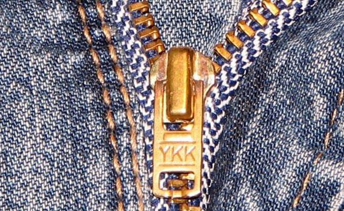 Bạn có bao giờ thắc mắc về ba chữ cái YKK trên những chiếc khóa kéo?