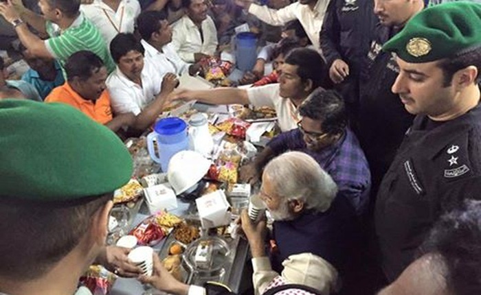 Mạng xã hội náo loạn với bức ảnh thủ tướng Ấn Độ ngồi ăn bánh kẹo, uống nước lọc cùng công nhân xây dựng