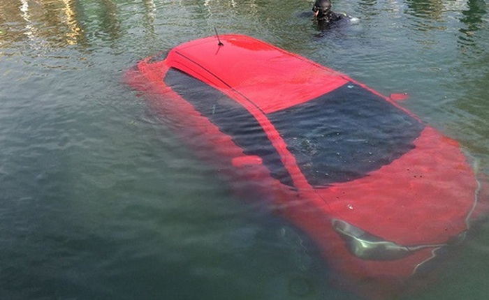 Chỉ vì quá tin thiết bị dẫn đường, một phụ nữ đã phi ô tô xuống hồ